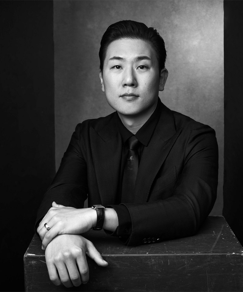 black and white photo of La Môem Plastic Surgery founder Dr. Gene K. Lee, MD, MPH in Beverly Hills